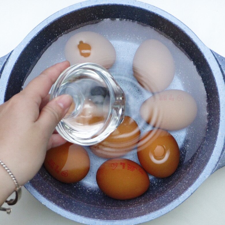 Luộc trứng dùng nước sôi hay nước lạnh đều sai bét, nhớ 5 điểm này, luộc xong trứng quá dễ bóc vỏ - 1