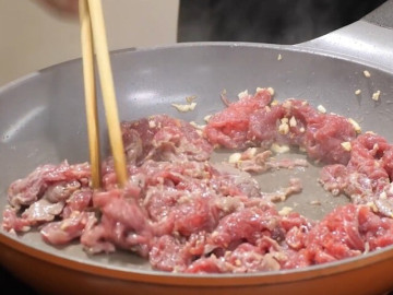 Cuối tuần nấu 5 món này cả nhà mê ngay lập tức, ăn chẳng thừa một miếng 6 Xào thịt bò đừng cho luôn vào chảo, nhớ cách làm này thịt luôn mềm ngon không dai