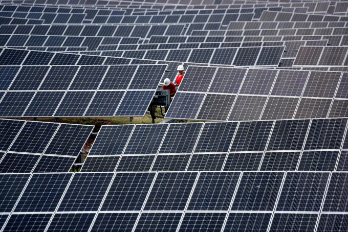 Công nhân kiểm tra pin quang năng tại trang trại điện mặt trời ở Lâm Nghi, tỉnh Sơn Đông, Trung Quốc, ngày 11/8/2018. Ảnh: Reuters