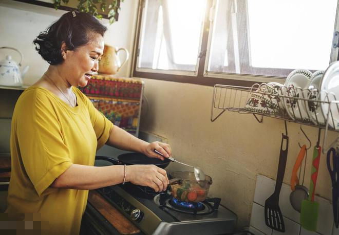 Lương hưu mẹ chồng 3 triệu/tháng, tôi choáng váng khi biết cách bà làm thế nào biến số tiền ít ỏi đó ra vàng và sổ đỏ- Ảnh 1.