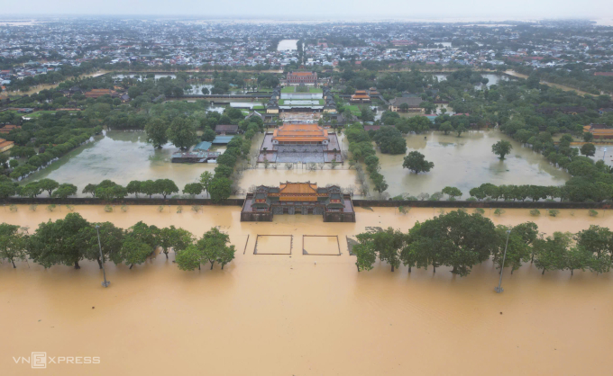 Đại nội Huế ngập một mét, sáng 28/10. Ảnh: Võ Thạnh