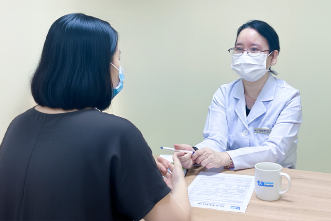 Phó giáo sư Lâm khám, tư vấn bệnh lupus ban đỏ cho chị Thúy. Ảnh: Bệnh viện Đa khoa Tâm Anh