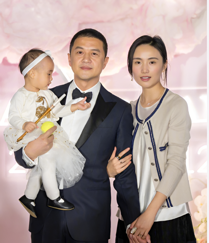 Lý Á Bằng và vợ, Hải Hà Kim Hỷ cùng con gái. Ảnh: Weibo