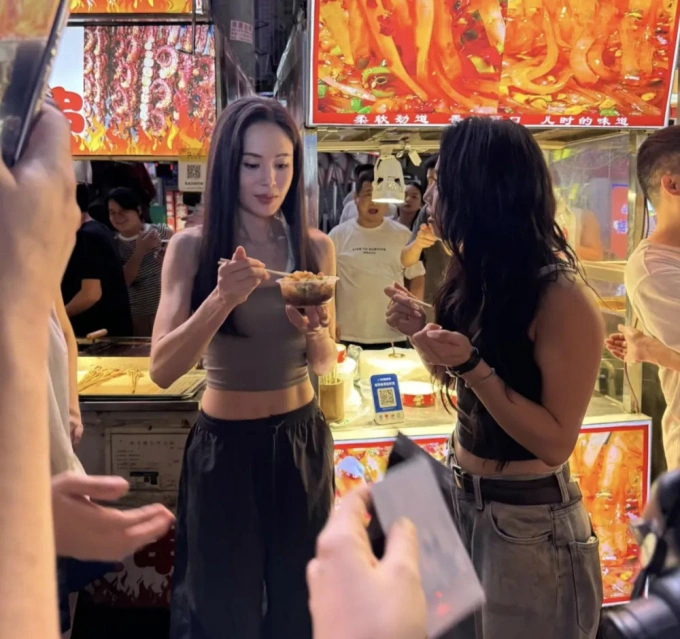 Lý Nhược Đồng cơ bụng số 11 săn chắc nổi rõ múi ở tuổi trung niên, 60 tuổi trẻ đẹp hơn 30 nhờ 1 thói quen duy trì hơn 2 thập kỷ- Ảnh 1.