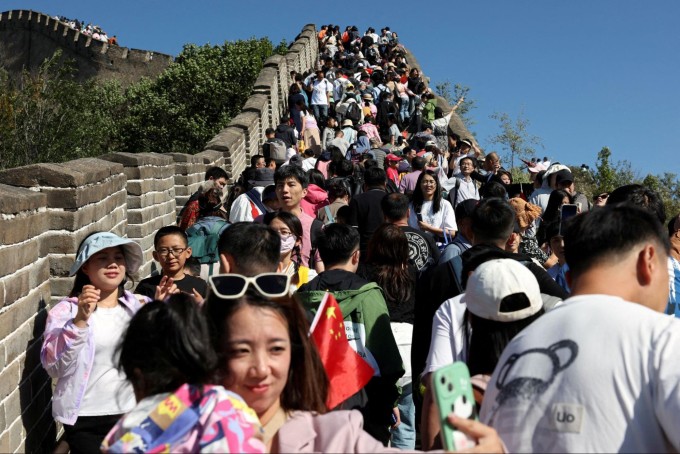 Lý do khách Việt không dám đi Trung Quốc dịp Quốc khánh 1 Khách đông nghịt ở Vạn Lý Trường Thành dịp Quốc khánh Trung Quốc năm 2023. Ảnh: The China Project