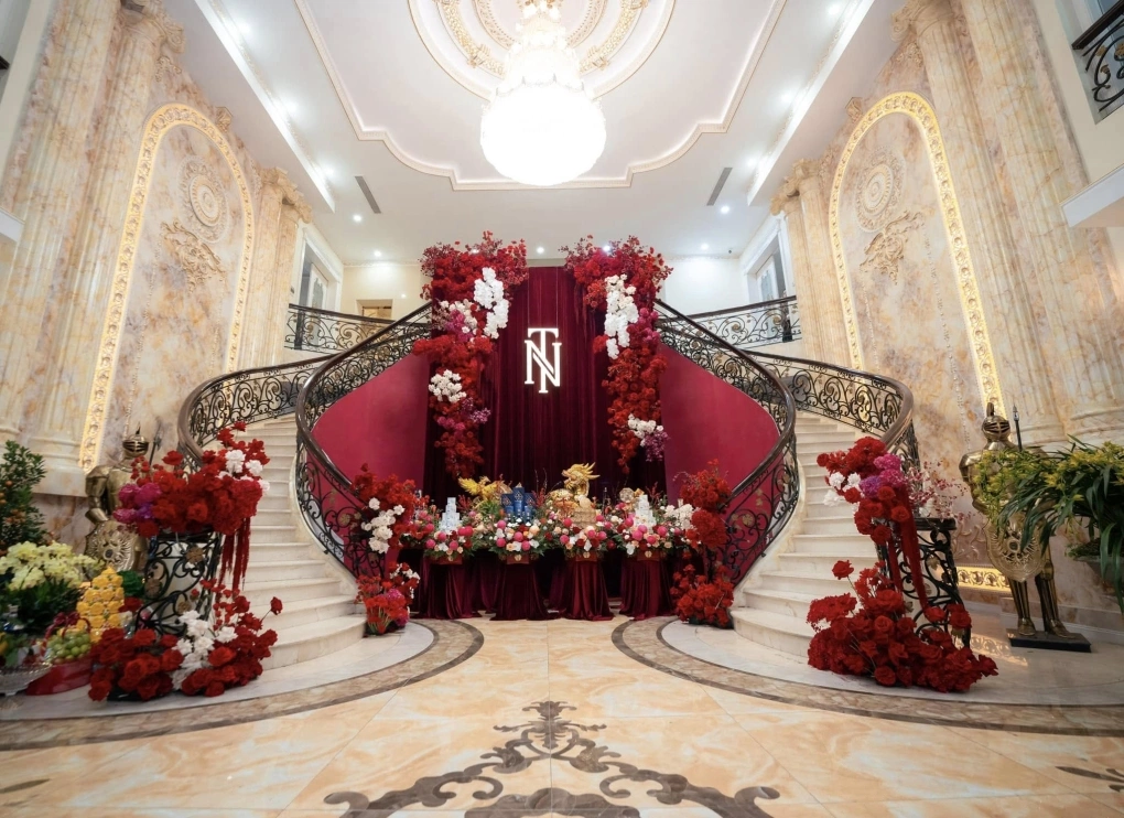 MC Mai Ngọc bế con trai về thăm ông bà nội ở Bắc Ninh, bên trong biệt thự nhà chồng lung linh như lâu đài 7 MC Mai Ngọc bế con trai về thăm ông bà nội ở Bắc Ninh, bên trong biệt thự nhà chồng lung linh như lâu đài - 7