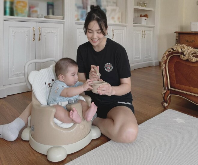 Mai Ngọc cho con trai mới 5 tháng tuổi ăn dặm, nhóc tì cực hợp tác với mẹ.
