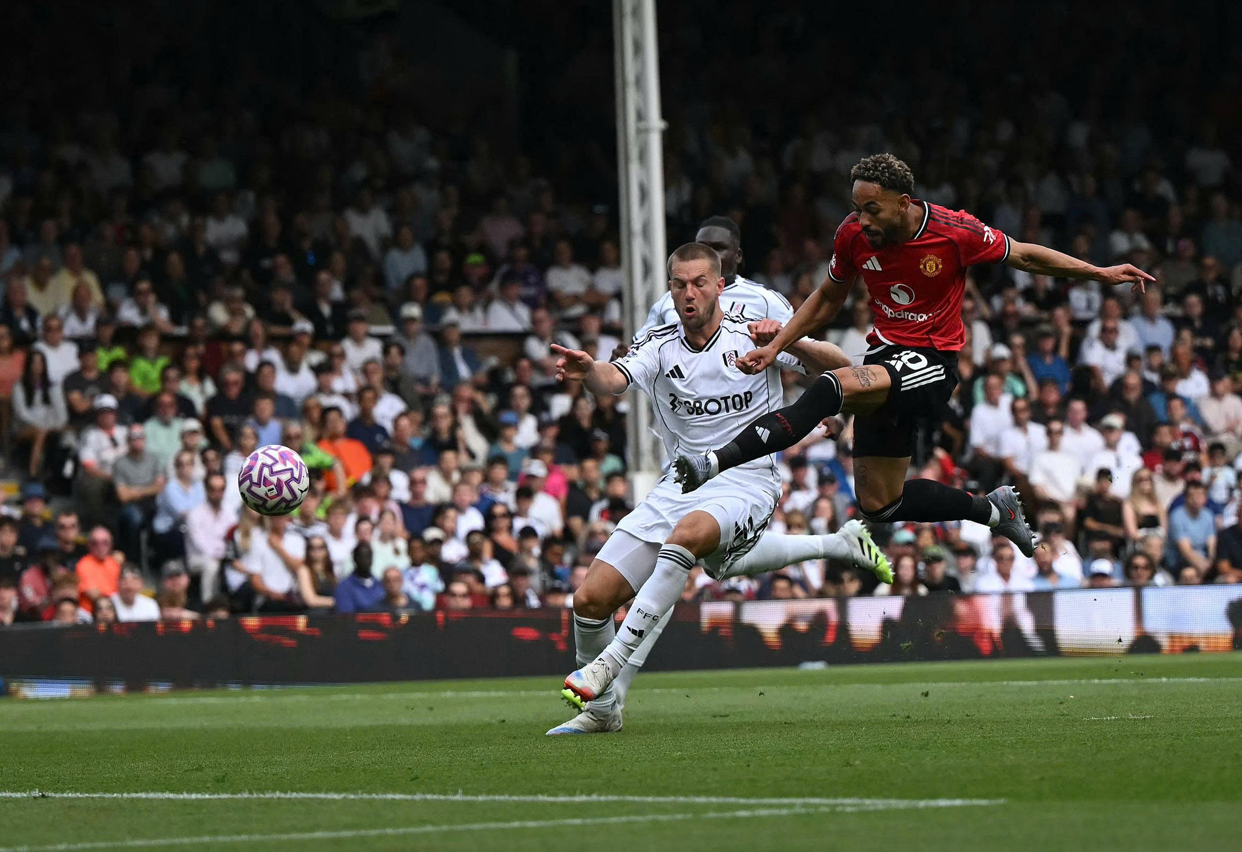 Ngoại hạng Anh: M.U trước 'cú ăn ba'- Ảnh 1.