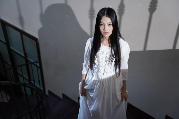 Tạo hình của người đẹp trong vai ma nữ Ngà của Đồi Hành Xác: Tà Thuyết Đen Trở Lại.