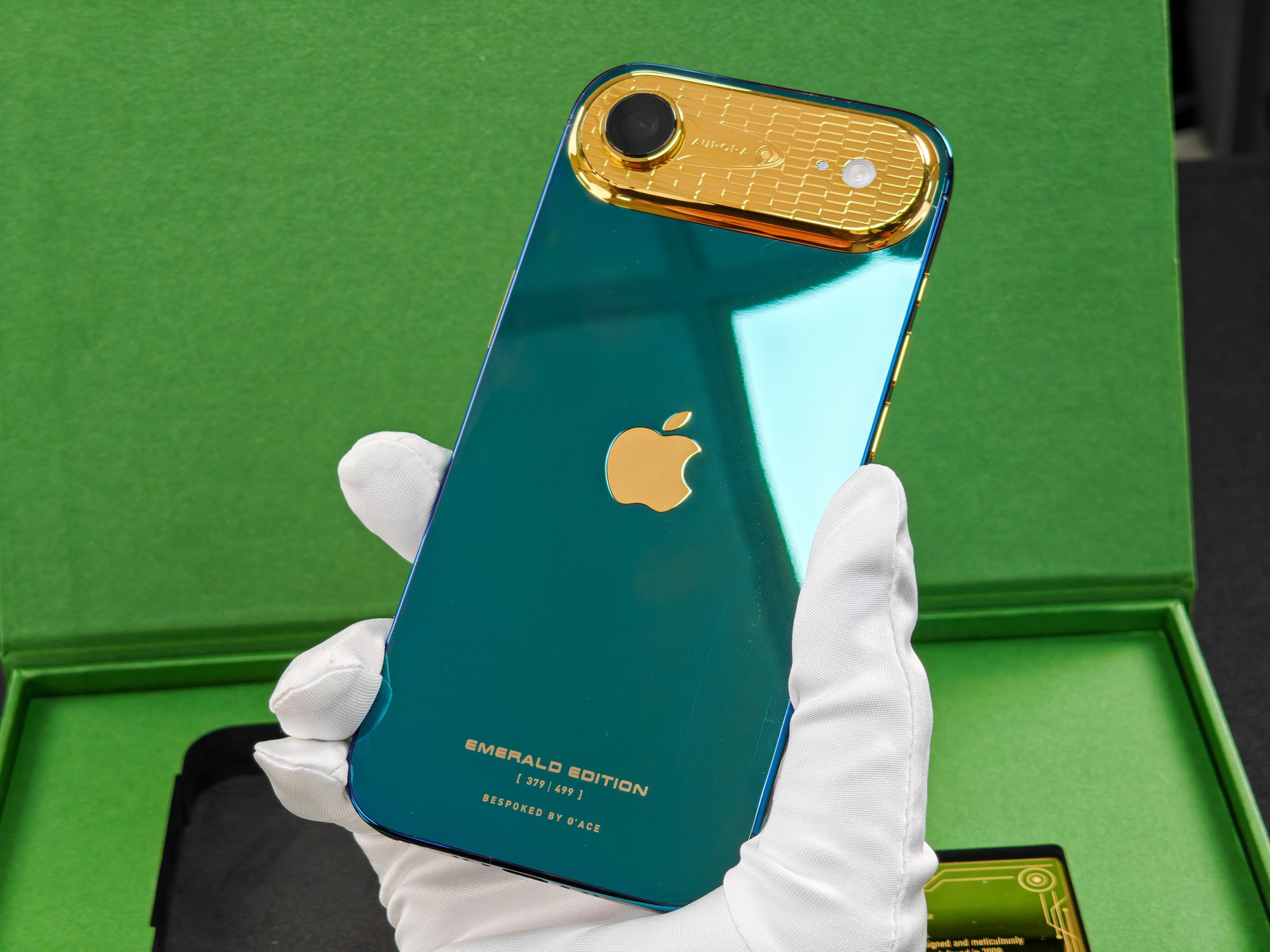 iPhone Air đã có phiên bản giới hạn sau khi mở bán được 1 tuần: Mạ xanh ngọc lục bảo, do nghệ nhân Việt chế tác- Ảnh 1.