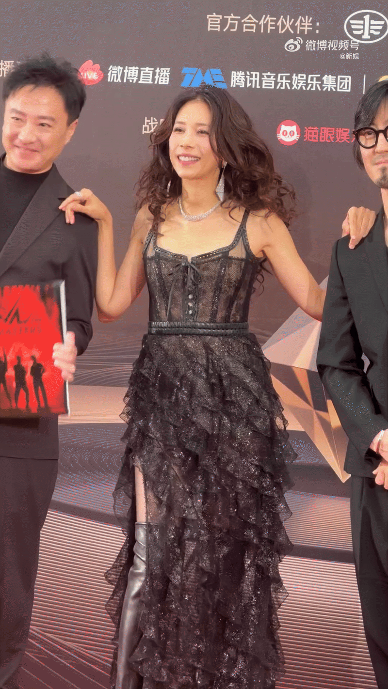 Kiều nữ U60 đẹp bất khả chiến bại hút hơn 900 triệu view, cực phẩm nhất là cặp chân trị giá 100 tỷ đồng- Ảnh 3.