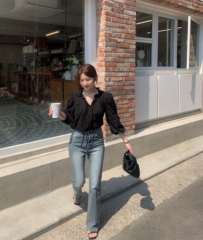 Mặc đẹp rất đơn giản khi chị em phối 5 mẫu áo basic này với quần jeans- Ảnh 4. Mặc đẹp rất đơn giản khi chị em phối 5 mẫu áo basic này với quần jeans- Ảnh 4.