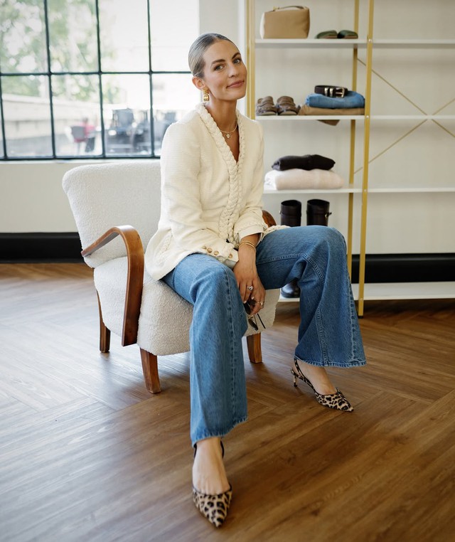 Mặc quần jeans nữ tính hơn khi mang những kiểu giày này - Ảnh 1.