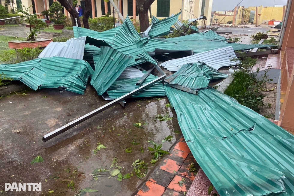 Mái tôn bay trong bão - 1