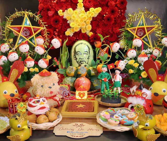 Mâm cỗ Trung thu trọn vẹn với chủ đề “Yêu Nước – Nhớ Ơn Bác Hồ” có các con thú bằng hoa quả như thỏ bưởi, chim hồng đeo nơ lá cờ đỏ sao vàng, cùng bánh nướng, bánh dẻo, đèn lồng và lân sư – những hình ảnh quen thuộc của Tết Trung thu. Ảnh NVCC