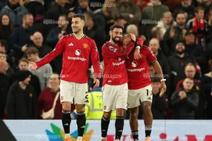 Liverpool thua sốc, MU vào Top 4 Premier League