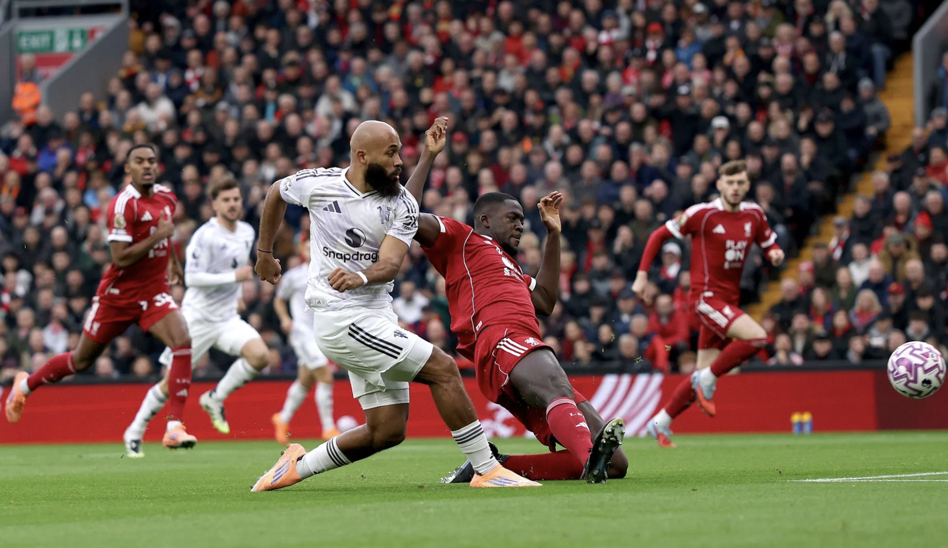 Man United đánh sập 