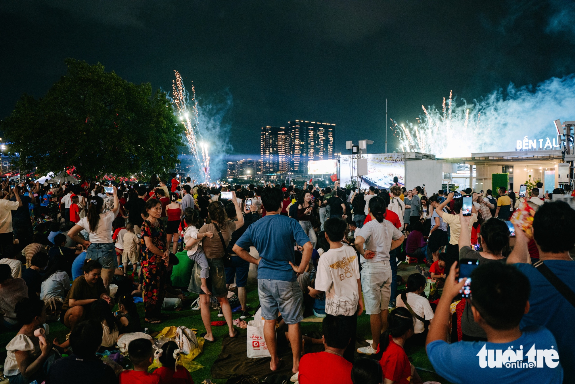 Mãn nhãn với màn pháo hoa mừng 50 năm thống nhất - Ảnh 2.