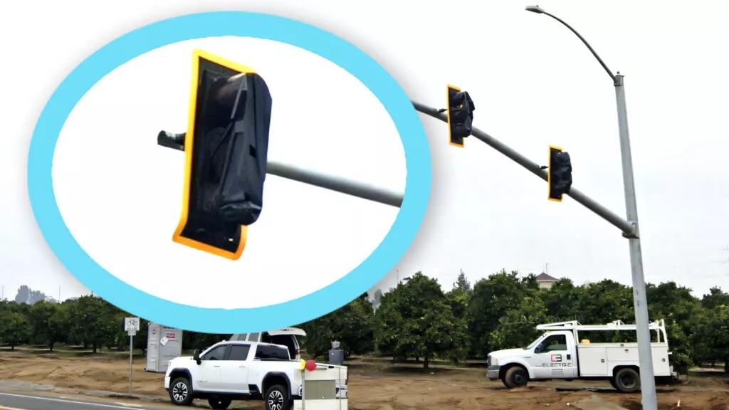 Mất 10 tháng và hàng triệu USD để bật một đèn giao thông 1 đèn giao thông - Ảnh 1.