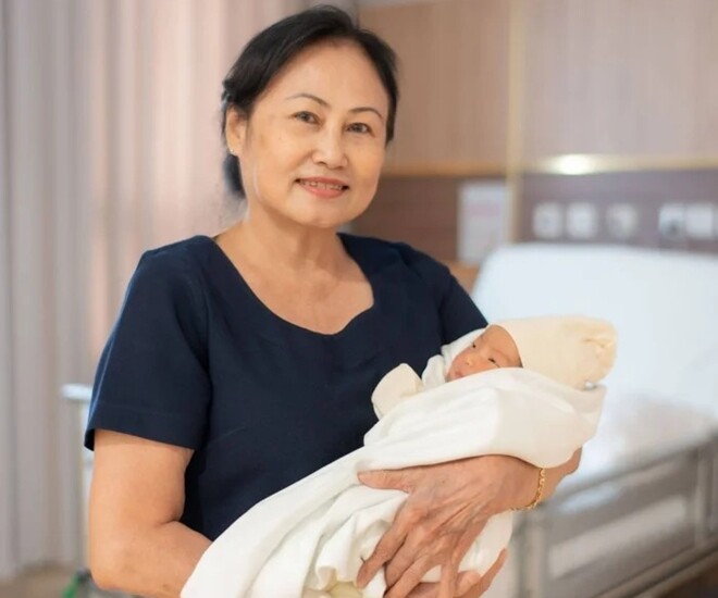 Mẹ chồng của H'Hen Niê rạng rỡ ôm cháu nội mới sinh, ngày nào cũng chạy xe máy lên thăm 1 Mẹ ruột của Tuấn Khôi hạnh phúc khi bế cháu gái trên tay.