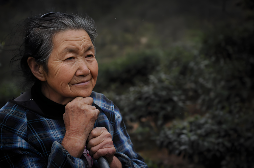 Mẹ chồng tôi đã 80 tuổi, mỗi tháng đưa tôi 700 ngàn, chuyện gì trong nhà cũng biết khiến vợ chồng tôi chỉ dám cãi nhau trong im lặng- Ảnh 1.