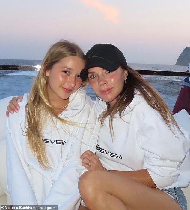 Mê mẩn ngắm tiểu thư Harper Beckham tuổi 14, làn da căng bóng, mặc tạp dề vào bếp cùng bố cũng xinh đẹp vô cùng!- Ảnh 1.