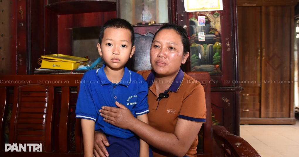 Mẹ nghèo làm lao công, chắt chiu từng đồng cứu con bị bệnh hiểm - 1