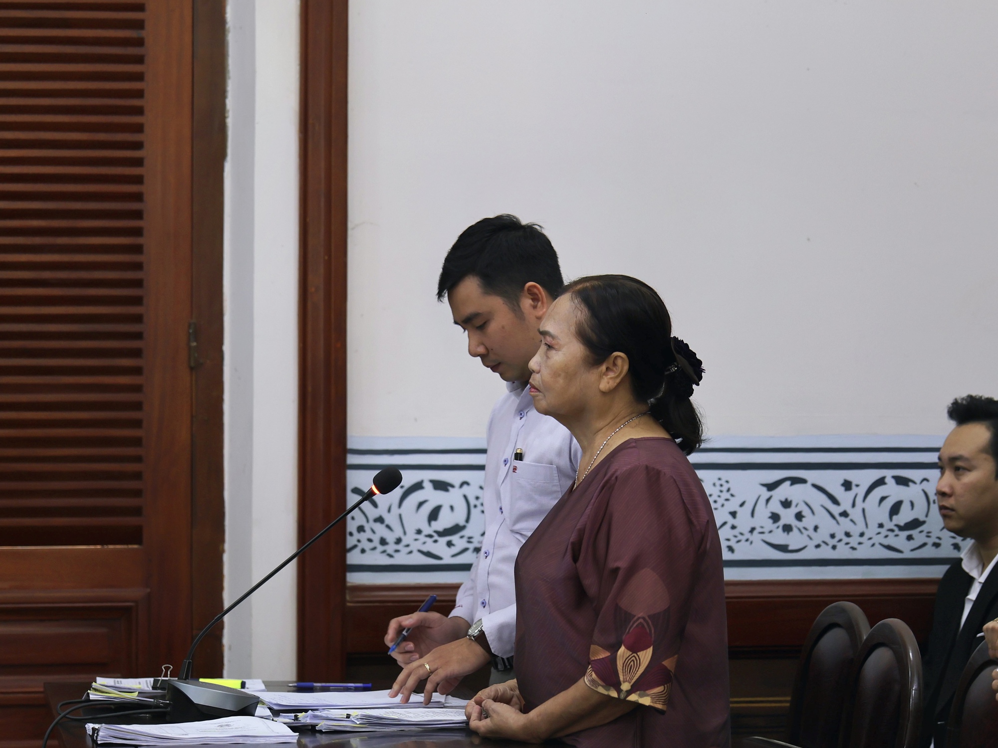 Mẹ người mẫu Đức Tiến đặt nghi vấn con dâu đã nhận số tiền phúng điếu lớn mà không công khai- Ảnh 1.