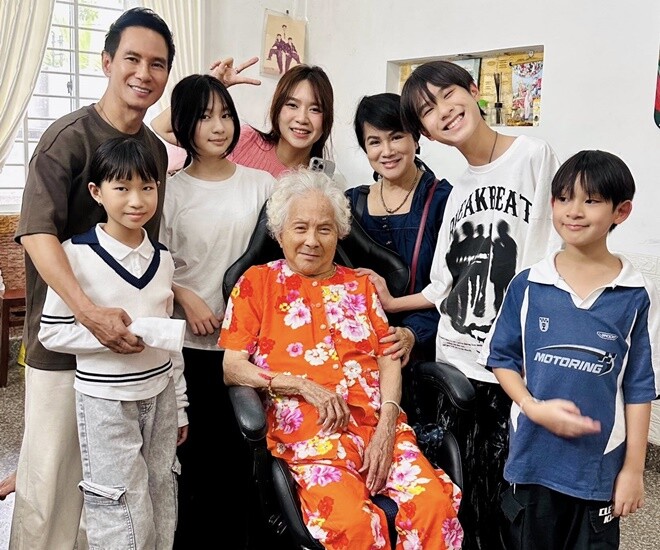 Gia đình Lý Hải - Minh Hà về thăm mẹ ruột 100 tuổi ở Đồng Tháp.