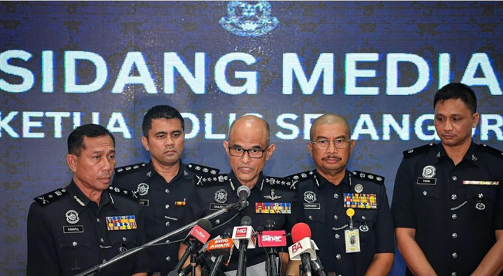 Mẹ vợ tuyển thủ Malaysia bị bắt trong đường dây làm giả hộ chiếu- Ảnh 1.