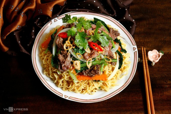 Mì xào thịt bò, rau cải. Ảnh: Bùi Thủy