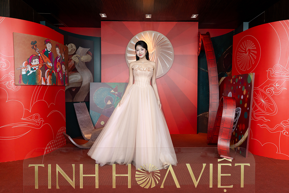 Midu làm Đại sứ Giải thưởng Tinh Hoa Việt, khoe nhan sắc nền nã bên dàn Hoa hậu - Ảnh 1.