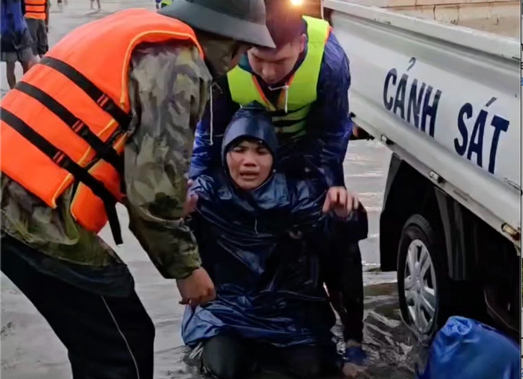 Miền Trung oằn mình trong lũ, nhà sập, người mất, tài sản cuốn trôi - 1