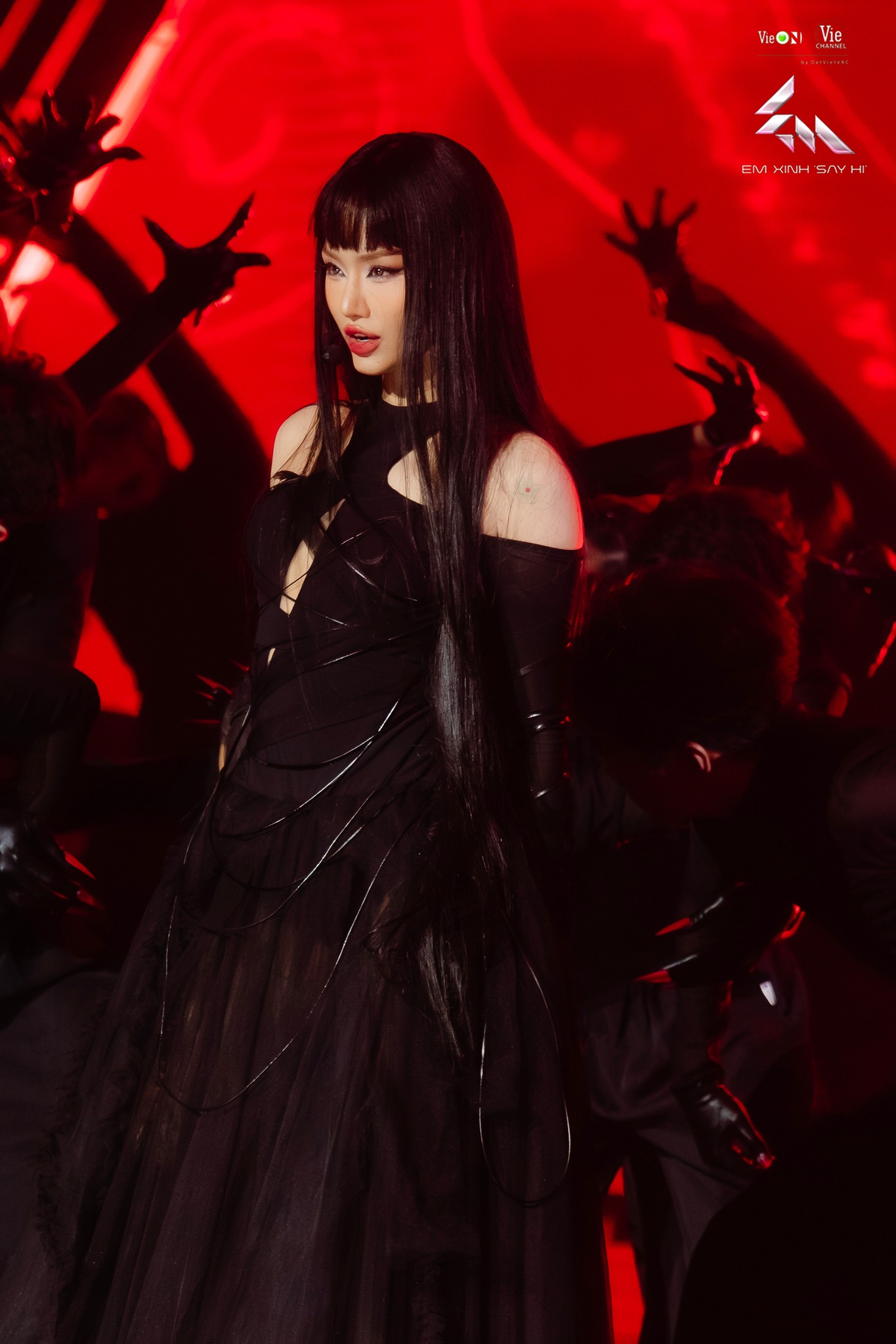 Miu Lê đang gặp rắc rối- Ảnh 1.