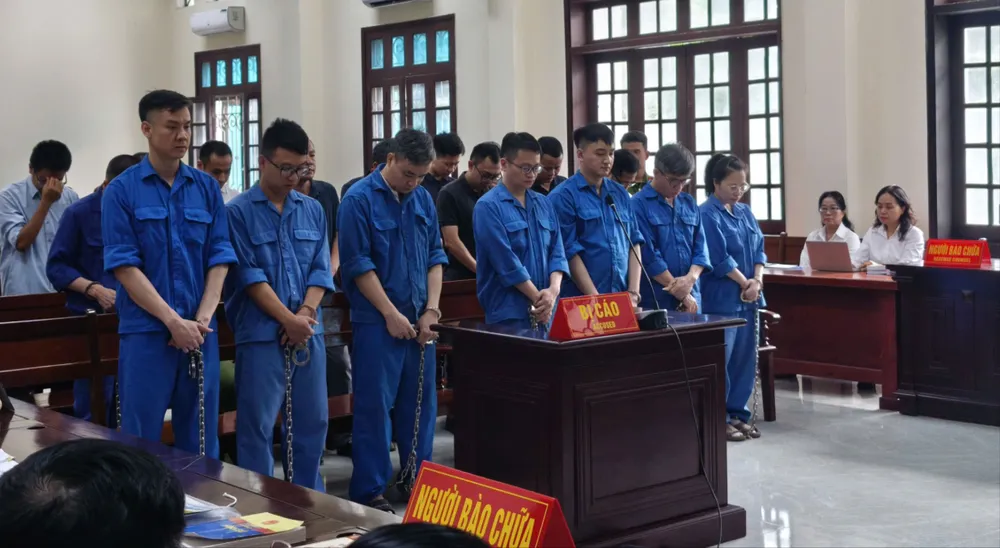 Các bị cáo trong vụ các cựu cán bộ hải quan Hải Phòng tiếp tay cho buôn lậu tại tòa. Ảnh: NS mo-lai-phien-toa-xet-xu-loat-cuu-can-bo-hai-quan-hai-phong-tiep-tay-cho-buon-lau-1.jpg