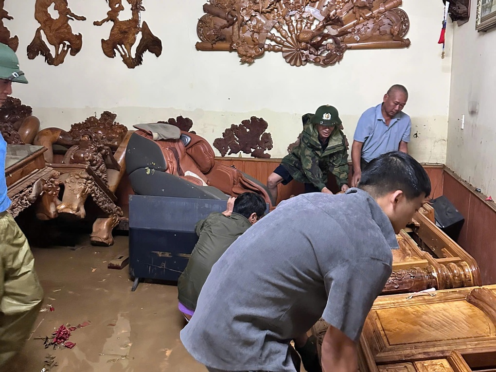 Mộc Châu nước xối xả đổ từ sườn đồi, du khách hủy tour chờ ngày nắng đẹp - 1