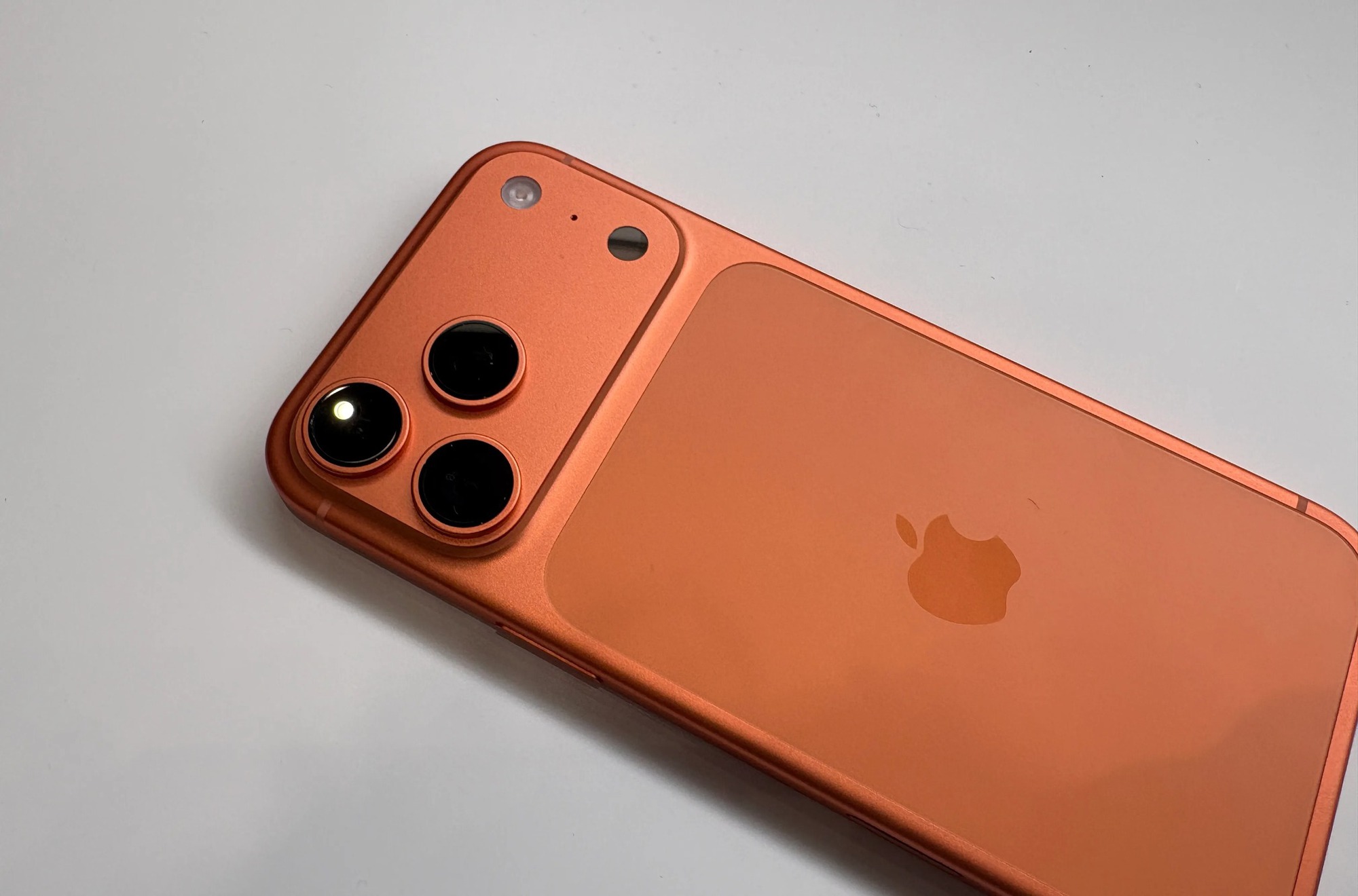 Ai chê thì chê nhưng phải thừa nhận, có một điều chỉ Apple làm được: Mỗi lần iPhone ra mắt là một cơn sốt màu sắc, cả thế giới 