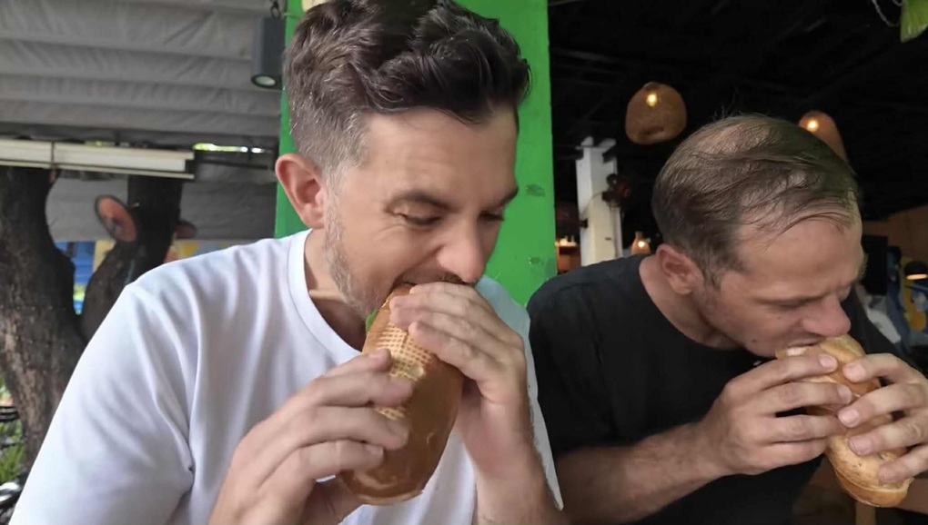 Món bánh mì hấp gây tranh cãi ở TPHCM khiến khách Mỹ ngỡ ngàng - 3