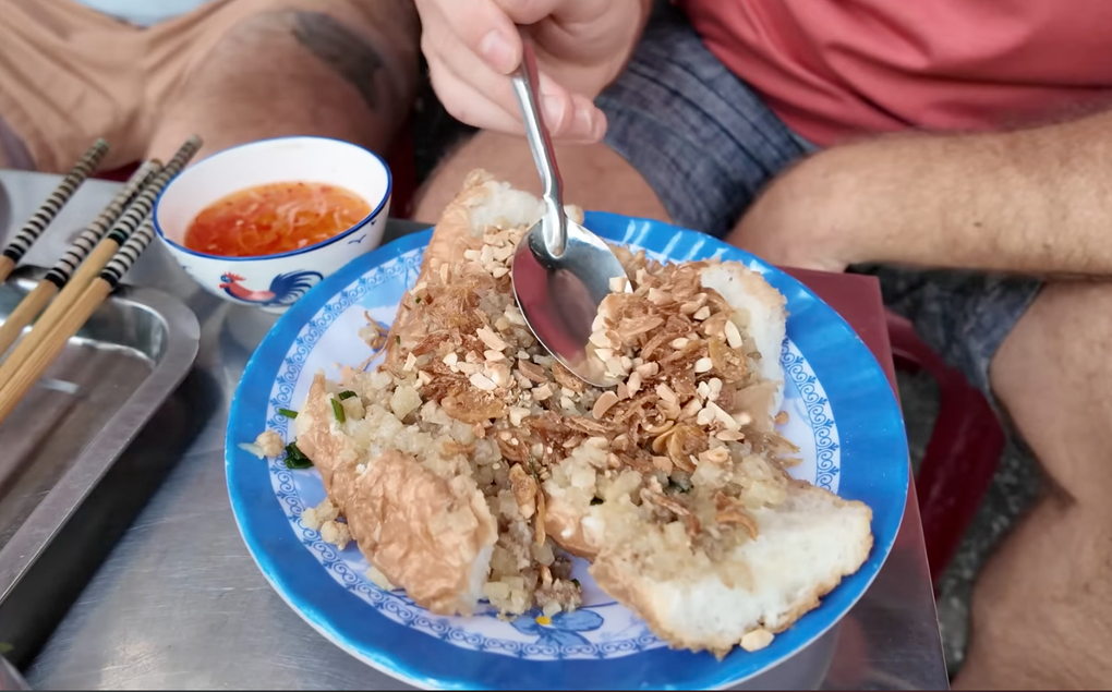 Món bánh mì hấp gây tranh cãi ở TPHCM khiến khách Mỹ ngỡ ngàng - 1