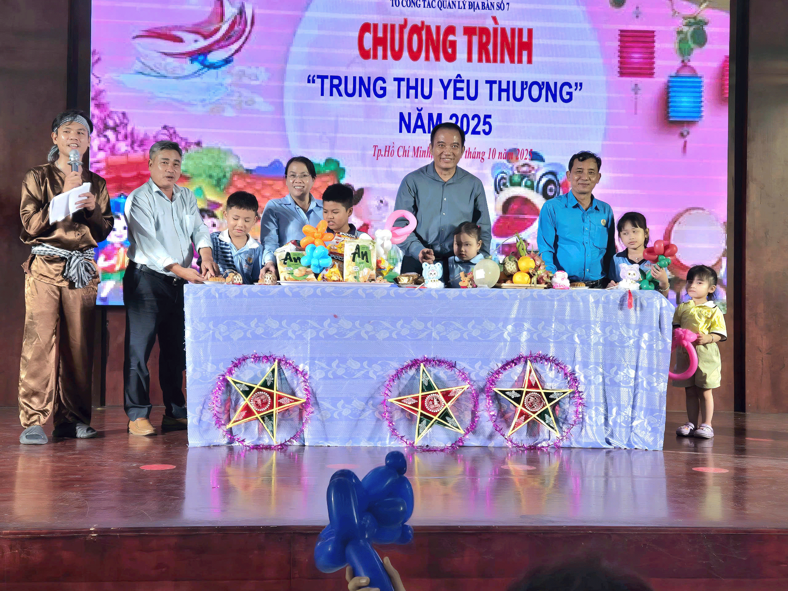 Món quà thiết thực với con em đoàn viên - lao động khó khăn - Ảnh 1.