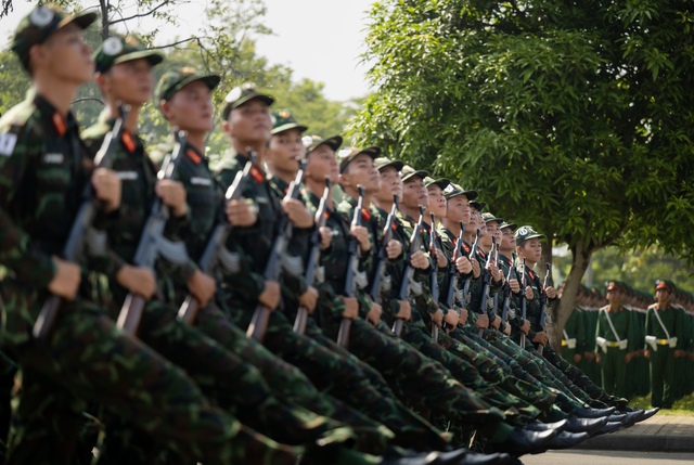 Những khoảnh khắc đẹp nhất trong buổi hợp luyện diễu binh sáng 9/7: Một cô gái được các chiến sĩ mừng sinh nhật theo cách đặc biệt!- Ảnh 13.