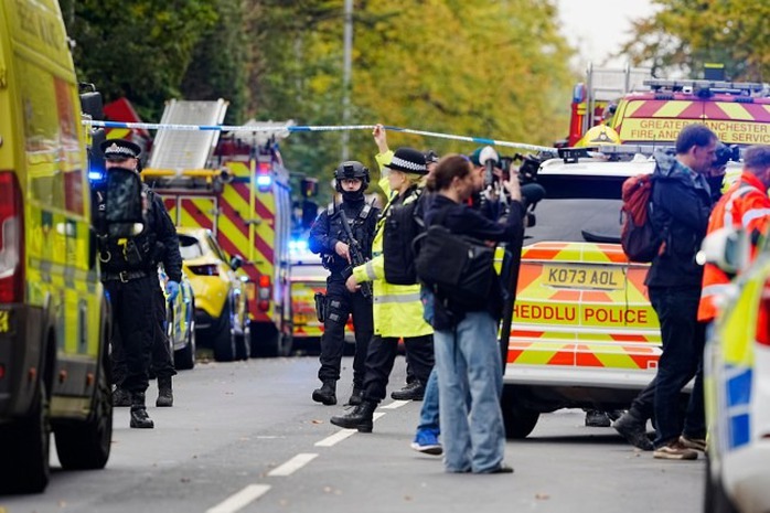 Cảnh sát bắn nhầm kẻ khủng bố, dân thường thiệt mang oan uổng ở Anh - Ảnh 1.