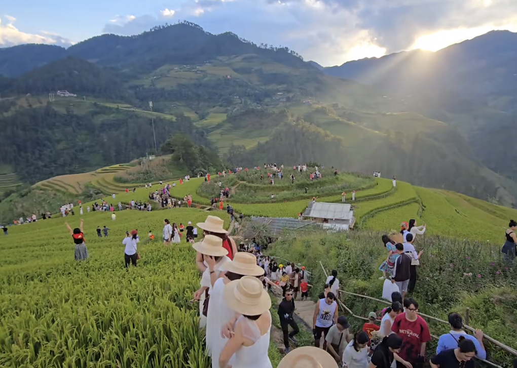 Mù Cang Chải mùa đẹp nhất: Nhiều nơi “cháy phòng”, khách đặt trước nửa năm - 1