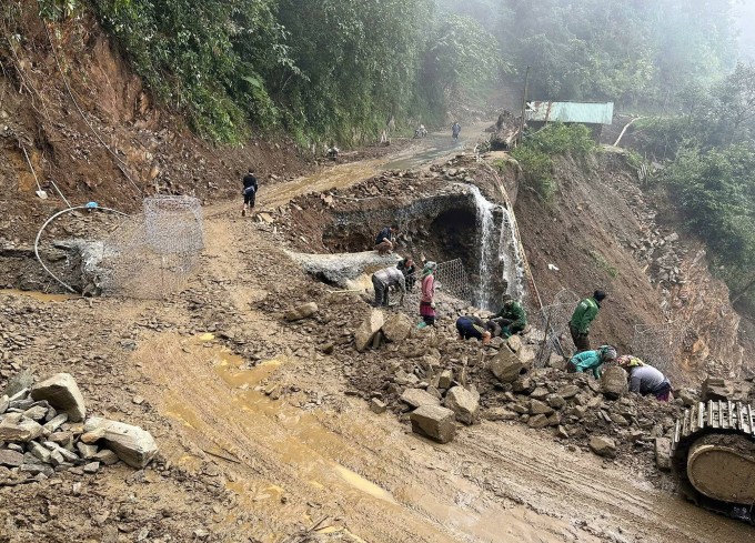 Mù Cang Chải vắng vẻ, khách bao cả ruộng chụp ảnh 1 Đoạn đèo Khau Phạ bị sạt lở hôm 1/10 đã thông đường vào đêm 3/10. Ảnh: Công an xã Tú Lệ