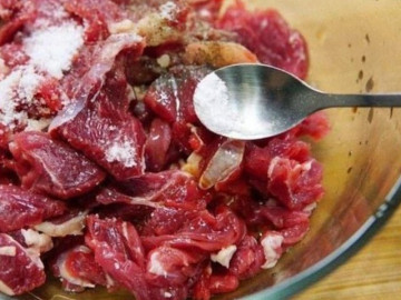 Ướp thịt bò chỉ cho muối là hỏng bét, cứ thêm 1 thìa này thịt sẽ mềm tan, xào lần nào cũng mềm ngon lần đấy