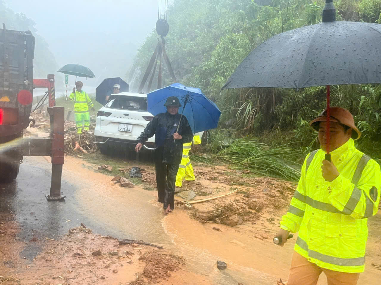 Hiện trường nước lũ tràn cao tốc La Sơn - Hòa Liên - Ảnh 1.