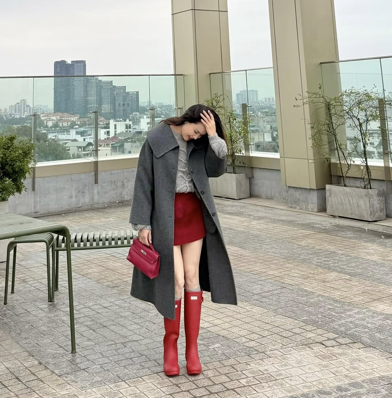 Mùa đông tới là lại phải học ngay mỹ nhân 42 tuổi này cách mặc đẹp: Style siêu trẻ trung, không bao giờ lỗi mốt - Ảnh 1.