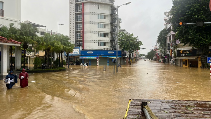 Mưa lũ lịch sử miền Trung làm 16 người chết và mất tích, hơn 127.000 ngôi nhà ngập trong nước- Ảnh 1. Mưa lũ lịch sử miền Trung làm 16 người chết và mất tích, hơn 127.000 ngôi nhà ngập trong nước- Ảnh 1.