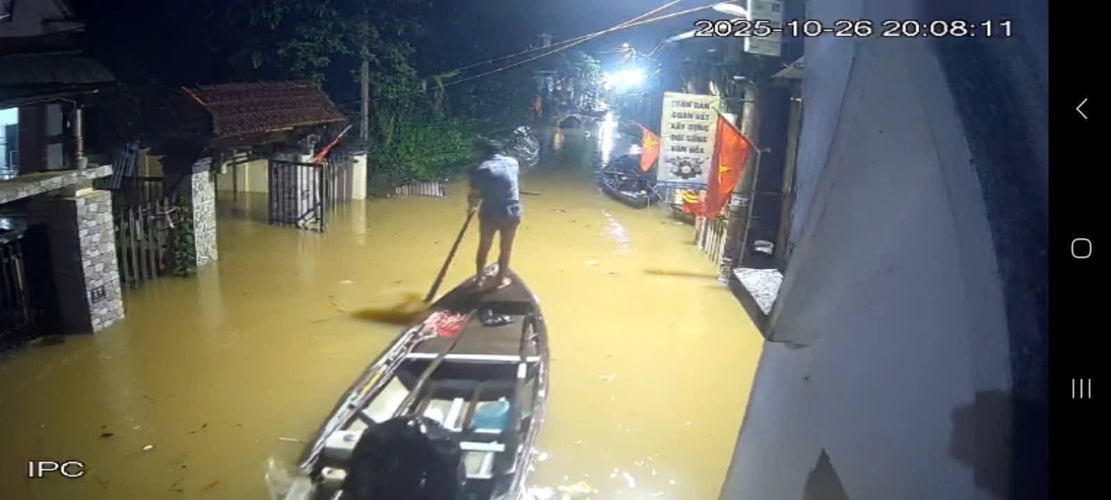 Mưa lớn tại Đà Nẵng gây ngập lụt , người dân chạy lũ khẩn cấp trong đêm - Ảnh 1.