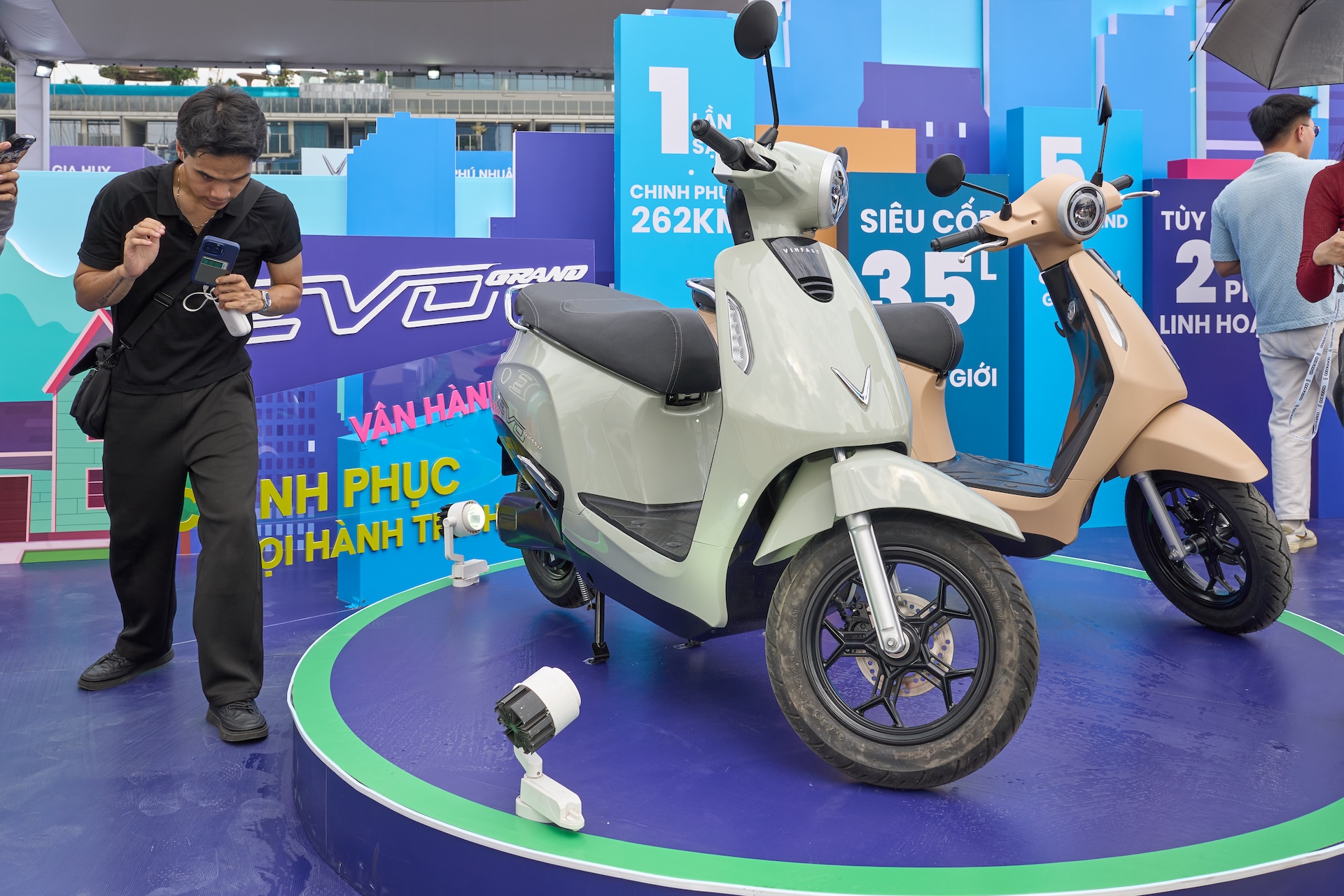 Mua xe máy điện tháo được pin sạc, chọn VinFast Evo Grand Lite hay Honda ICON e:? - Ảnh 1.